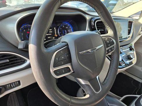 Used 2023 Chrysler Pacifica Touring-L FWD image 14