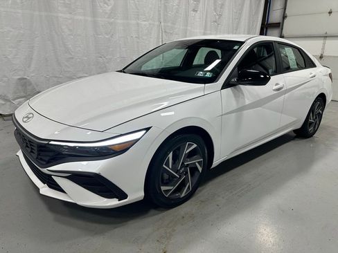 Used 2025 Hyundai Elantra Sport image 3