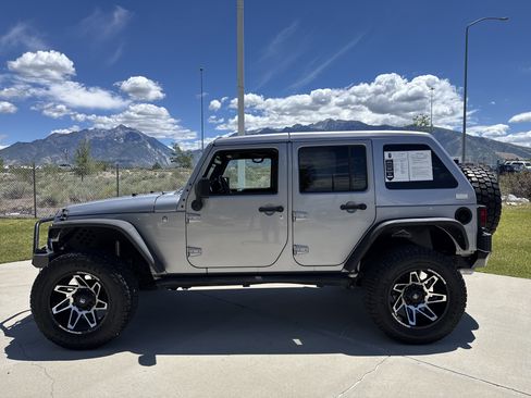 Used 2018 Jeep Wrangler Unlimited Rubicon w/ Connectivity Group AWD/4WD image 2