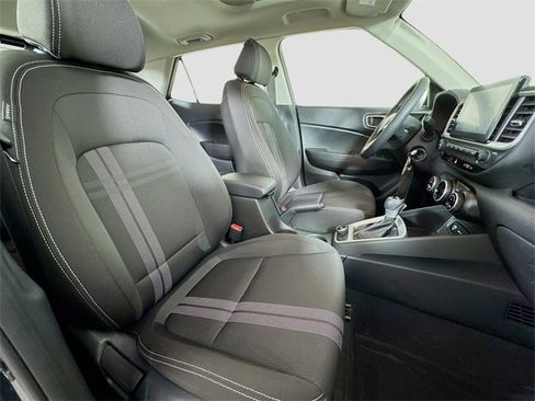 Used 2023 Hyundai Venue SEL image 29