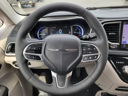 Used 2024 Chrysler Pacifica Limited FWD image 33