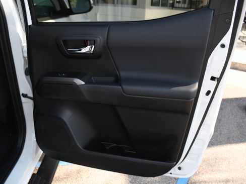 Used 2021 Toyota Tacoma TRD Off-Road w/ Technology Package image 19