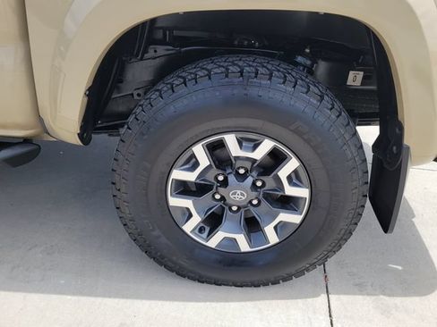 Used 2020 Toyota Tacoma SR5 RWD image 13