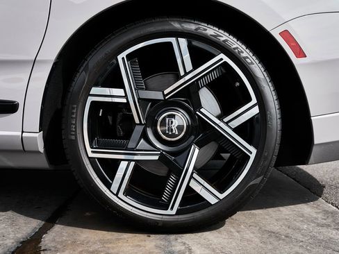 Used 2025 Rolls-Royce Cullinan Black Badge image 19