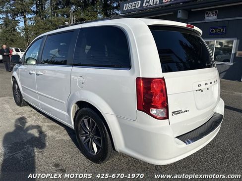 Used 2017 Dodge Grand Caravan SXT image 5