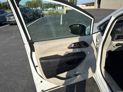 Used 2023 Chrysler Pacifica Touring-L FWD image 12