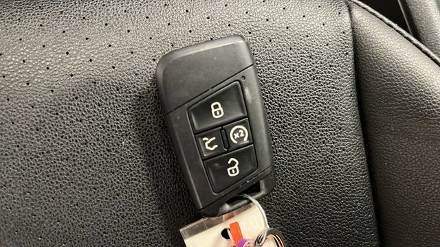 Used 2021 Volkswagen Tiguan SEL AWD/4WD image 10