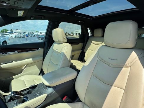 Used 2017 Cadillac XT5 Luxury w/ Driver Awareness Package FWD image 13
