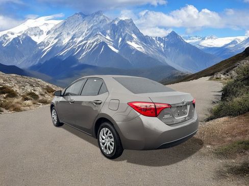 Used 2018 Toyota Corolla LE image 3