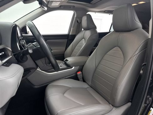 Used 2022 Toyota Highlander XLE FWD image 21
