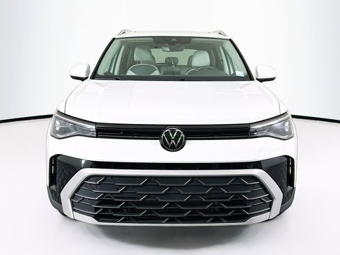 Used 2025 Volkswagen Taos SE w/ Panoramic Sunroof Package AWD/4WD image 2