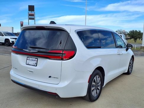 Used 2023 Chrysler Pacifica Touring-L FWD image 9