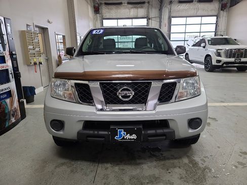 Used 2013 Nissan Frontier SV image 3