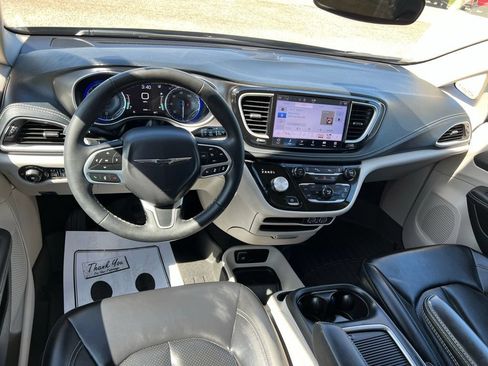 Used 2023 Chrysler Pacifica Touring-L FWD image 21