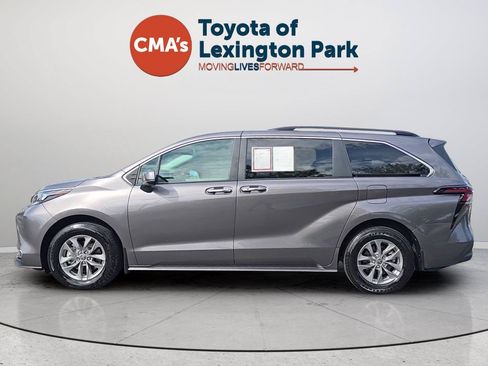 Used 2024 Toyota Sienna XLE FWD image 2
