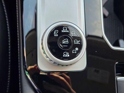 New 2025 Mitsubishi Outlander SE image 25