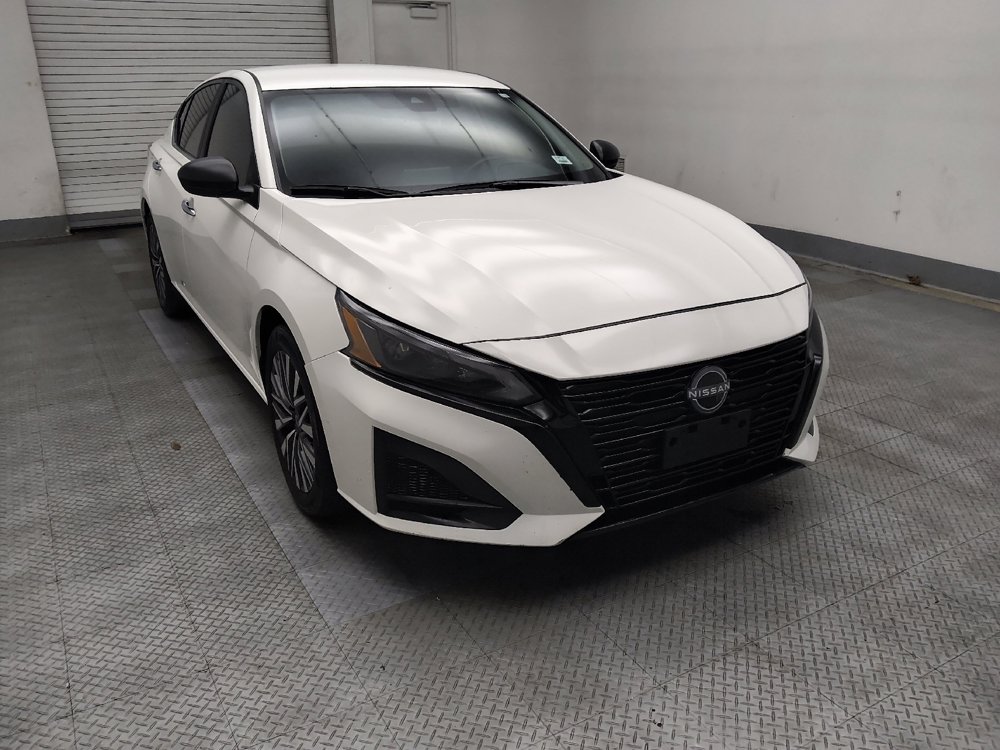Used 2025 Nissan Altima 2.5 SV FWD image 13