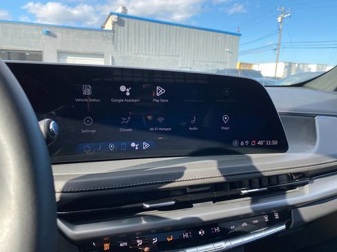 Used 2024 Cadillac XT4 Luxury w/ Cold Weather Package AWD/4WD image 17