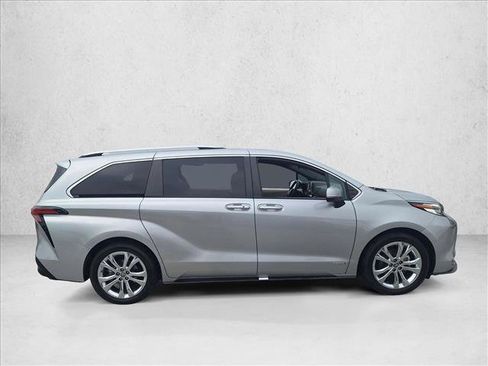 Used 2021 Toyota Sienna Platinum FWD image 5