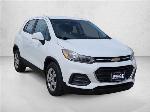Used 2018 Chevrolet Trax LS FWD image 3