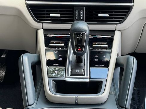 Used 2022 Porsche Cayenne AWD/4WD image 49