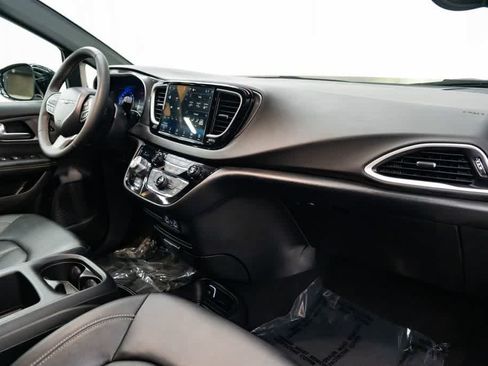 Used 2025 Chrysler Pacifica Select FWD image 29