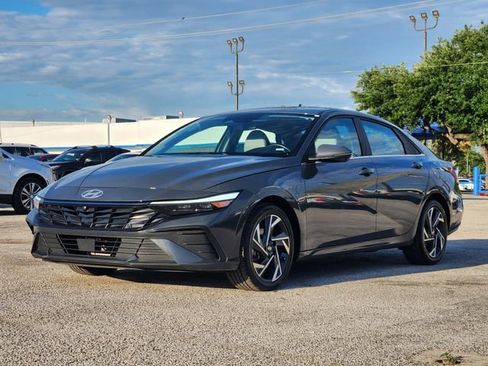 Used 2024 Hyundai Elantra Limited FWD image 3