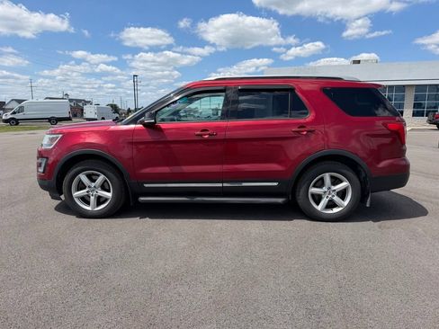Used 2017 Ford Explorer XLT w/ Equipment Group 201A AWD/4WD image 8