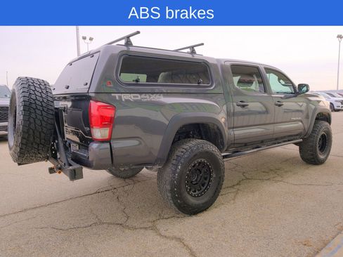 Used 2017 Toyota Tacoma TRD Off-Road image 8