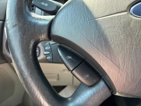 Used 2005 Ford Focus ZX4 Sedan FWD image 15