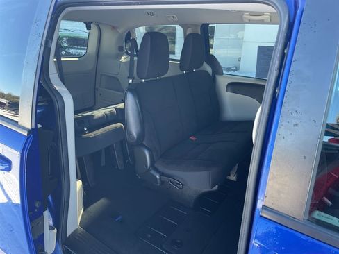 Used 2018 Dodge Grand Caravan SE w/ UConnect Hands-Free Group image 15