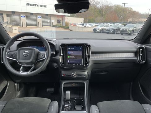 Used 2025 Volvo XC40 B5 Plus image 30