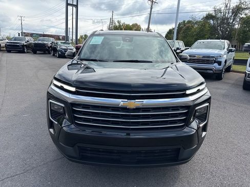 Used 2025 Chevrolet Traverse LT image 8