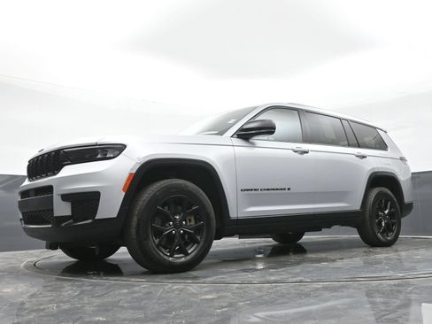 Used 2024 Jeep Grand Cherokee L Laredo AWD/4WD image 37