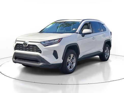 Used 2022 Toyota RAV4 XLE w/ Convenience Package FWD image 2