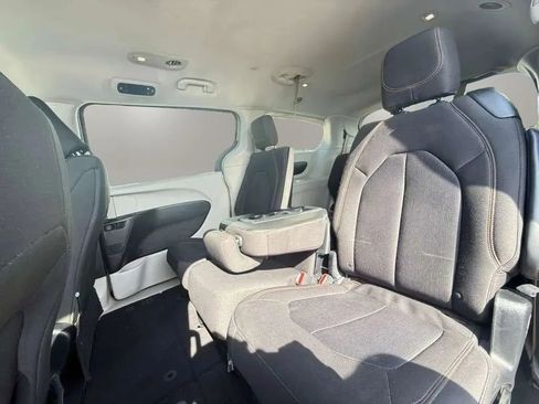 Used 2017 Chrysler Pacifica Touring FWD image 16