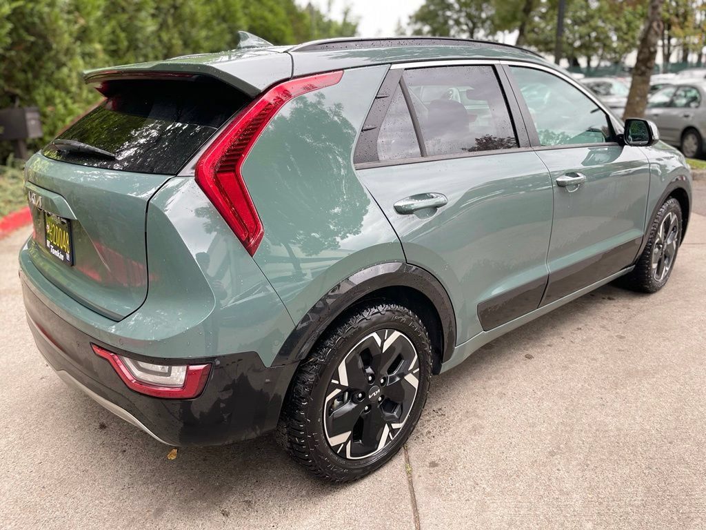 Used 2023 Kia Niro Wave w/ Wave Preserve Package FWD image 4