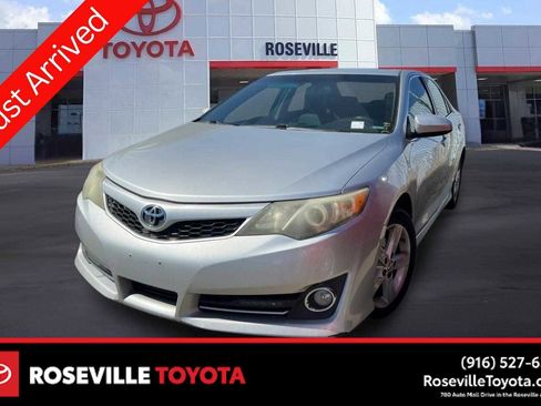 Used 2013 Toyota Camry SE w/ Convenience Pkg image 1