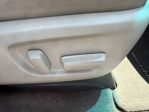 Used 2012 Toyota Sienna XLE FWD image 39