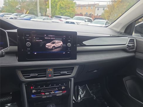 Certified 2025 Volkswagen Taos SE image 21