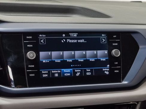 Used 2022 Volkswagen Taos SE w/ Panoramic Sunroof Package FWD image 21
