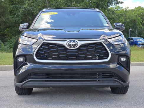 Used 2022 Toyota Highlander XLE AWD/4WD image 3