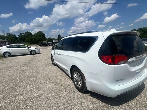 Used 2018 Chrysler Pacifica Touring-L Plus FWD image 8