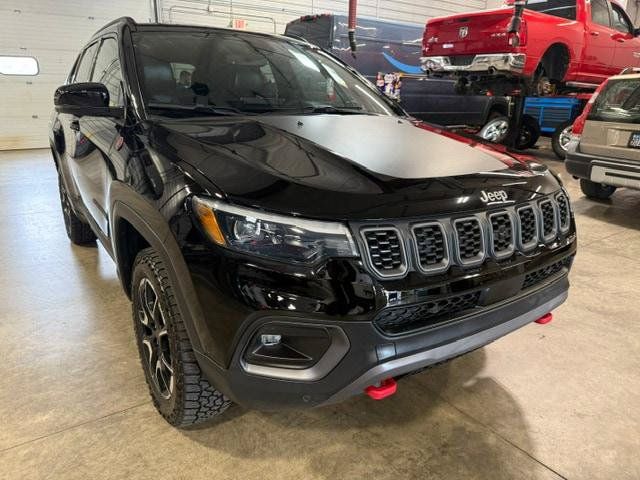 Certified 2025 Jeep Compass Trailhawk w/ Trailhawk Elite Group AWD/4WD image 1