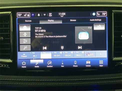 Used 2025 Chrysler Pacifica Limited image 18