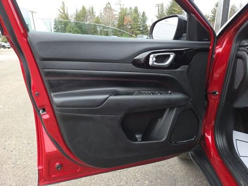 Used 2025 Jeep Compass Trailhawk image 39