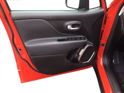 Used 2023 Jeep Renegade Latitude AWD/4WD image 19