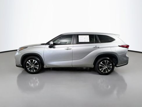 Used 2024 Toyota Highlander XLE FWD image 9
