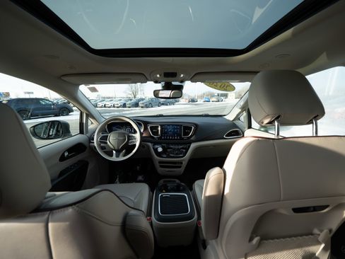 Used 2020 Chrysler Pacifica Limited w/ Advanced Safetytec Group image 19