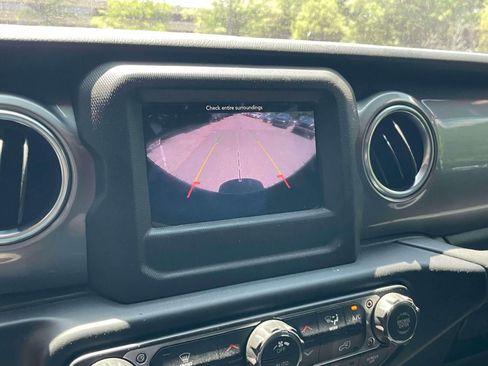 Used 2019 Jeep Wrangler Unlimited Sahara AWD/4WD image 28